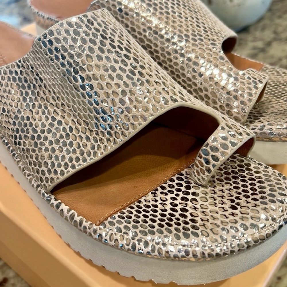 Stylish Snake Print Wedge Sandals - Picture 2 of 9